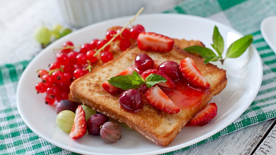 Гренки из белого хлеба с молоком, украшенные свежими ягодами, мятой и политые соусом Гренки из белого хлеба с молоком, украшенные свежими ягодами, мятой и политые соусом