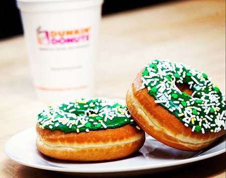 Вот такие необычные зеленые пончики выпустили Dunkin' Donuts в честь Дня cвятого Патрика