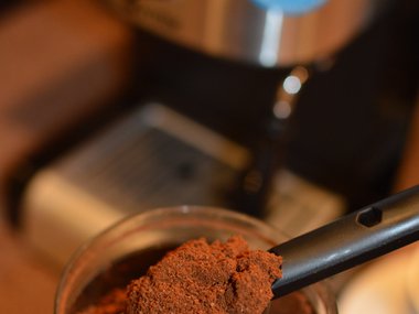Slide image for gallery: 5898 | Выкладывать молотый кофе в специальный рожок удобнее всего специальной ложкой