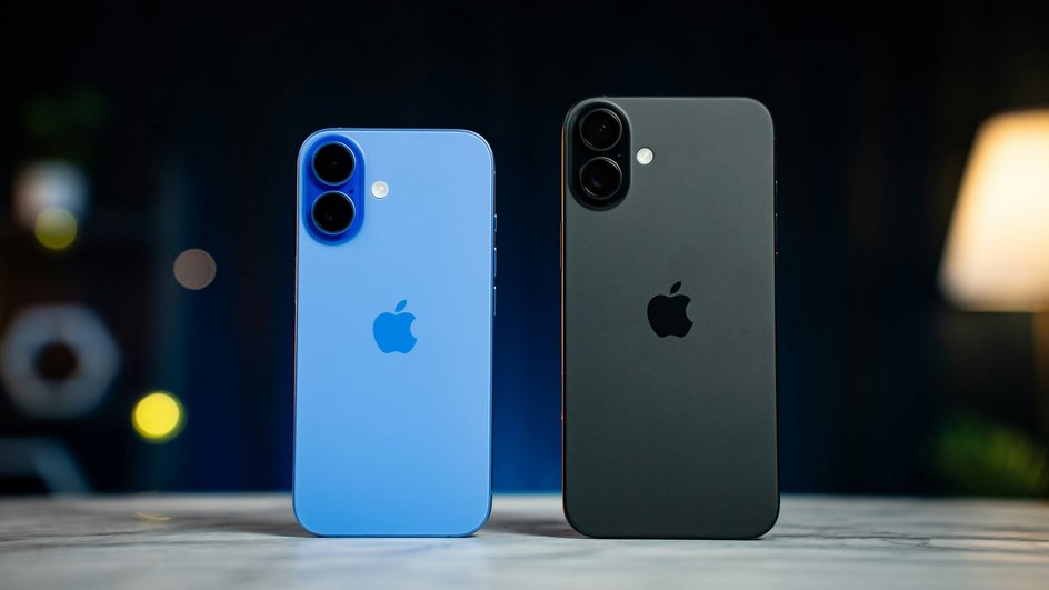 Два iPhone 16 на столе