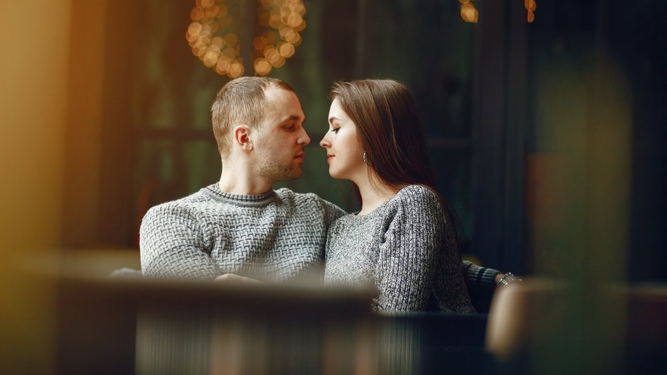 Мужчина-Телец обнимает девушку-Овна Мужчина-Телец обнимает девушку-Овна