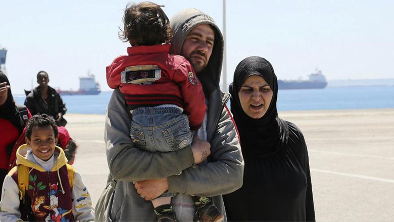 Семья мигрантов, прибывших в сицилийский порт Аугуста, Италия