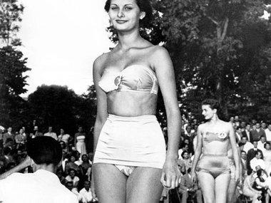 Slide image for gallery: 15369 | 16-летняя Софи участвует в конкурсе красоты "Мисс Италия" и завоевывает титул "Мисс Элегантность", учрежденный специально для нее. 1950 год. | Фото: legion-media.ru