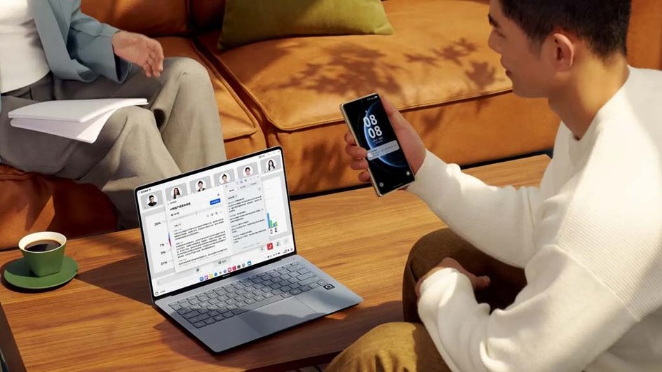 мужчина с Huawei MateBook Pro 2025