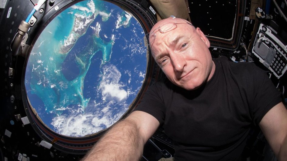 Скотт Келли, изображенный здесь, в куполе Международной космической станции, завершил годовую миссию в марте 2016 года