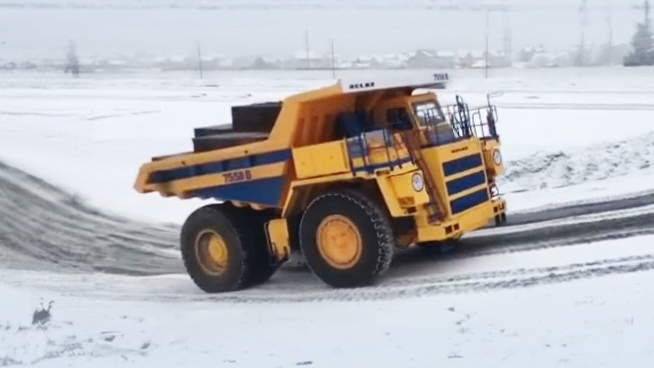 Самосвал белаз в карьере зимой