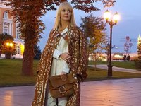 Content image for: 511487 | Валерия прогулялась у Кремля в пятнистом пальто Burberry