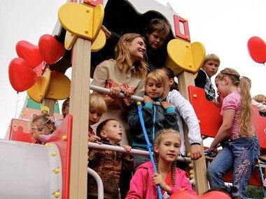 Slide image for gallery: 3204 | Комментарий lady.mail.ru: Наталья Водянова строит детские площадки и специальные лагеря для малышей, где они живут и учатся