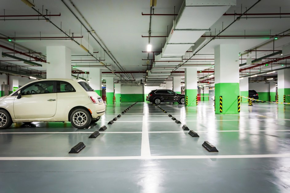 Автомобиль стоит на теплой отапливаемой парковке Автомобиль стоит на теплой отапливаемой парковке