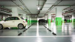 Автомобиль стоит на теплой отапливаемой парковке