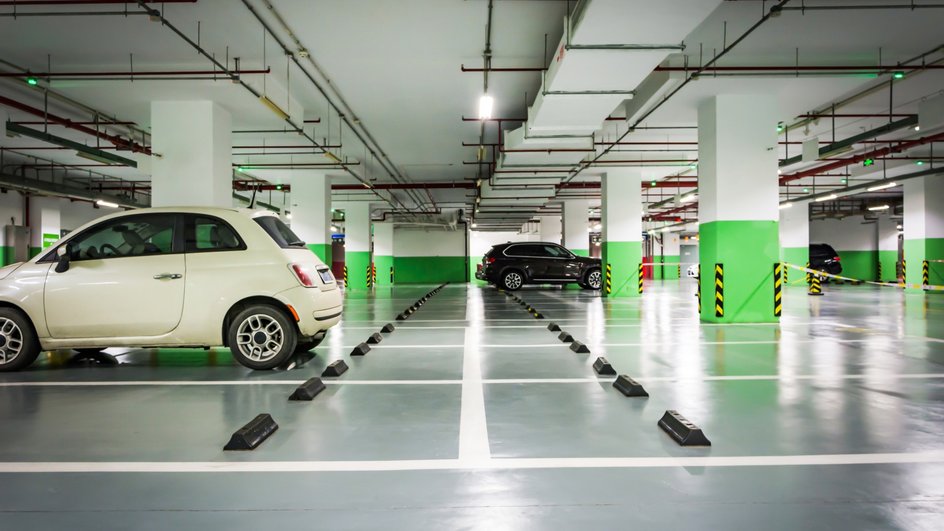 Автомобиль стоит на теплой отапливаемой парковке Автомобиль стоит на теплой отапливаемой парковке