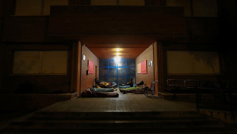 Люди спят перед входом в школу в Эль-Масноу.