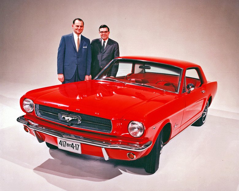 Ли (на фото слева) рядом со своим любимым детищем Ford Mustang 1964 года. Обратите внимание на номерной знак. Цифры 4-17 указывают на дату премьеры машины — 17 апреля