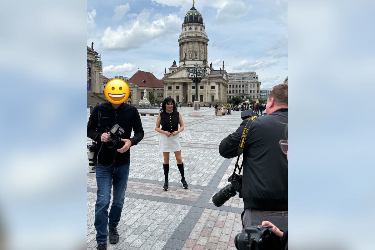 Нетребко привлекла внимание фотографов, появившись в центре Берлина в мини-юбке Нетребко привлекла внимание фотографов, появившись в центре Берлина в мини-юбке
