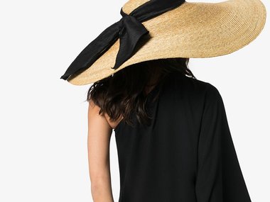 Slide image for gallery: 13244 | Тут на помощь придет соломенная шляпа, которая из года в год не сдает своих позиций в списке главных трендов летнего сезона. Запомни: чем больше будут поля, тем лучше. Так ты не только спасешь голову от солнечного удара, но