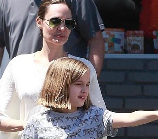 Анджелина Джоли с дочерью отправилась в зоомагазин
