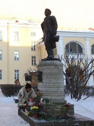 Slide image for gallery: 10615 | Памятник А.С. Пушкину рядом с квартирой-музеем на Мойке