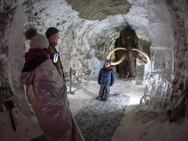 Жители Якутска гордятся тем, что у них очень холодно. В леднике горы они даже сделали особый музей – «Царство вечной мерзлоты», все экспонаты которого выполнены изо льда. Даже летом температура в музее не поднимается выше минус пяти градусов по Цельсию.