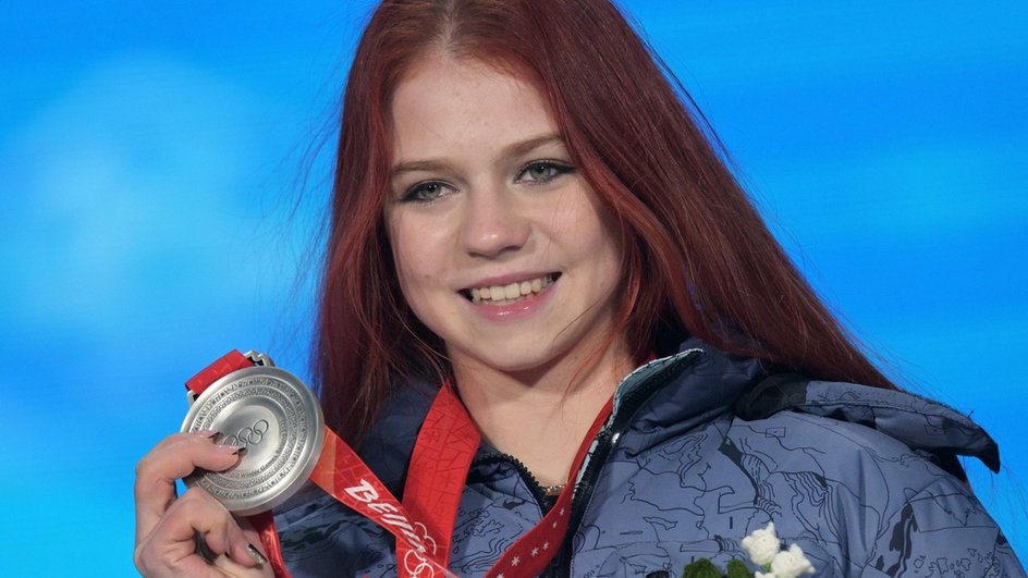 Александра Трусова с серебряной медалью Олимпийских игр Александра Трусова с серебряной медалью Олимпийских игр