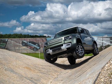 slide image for gallery: 27035 | Land Rover Defender Exterior