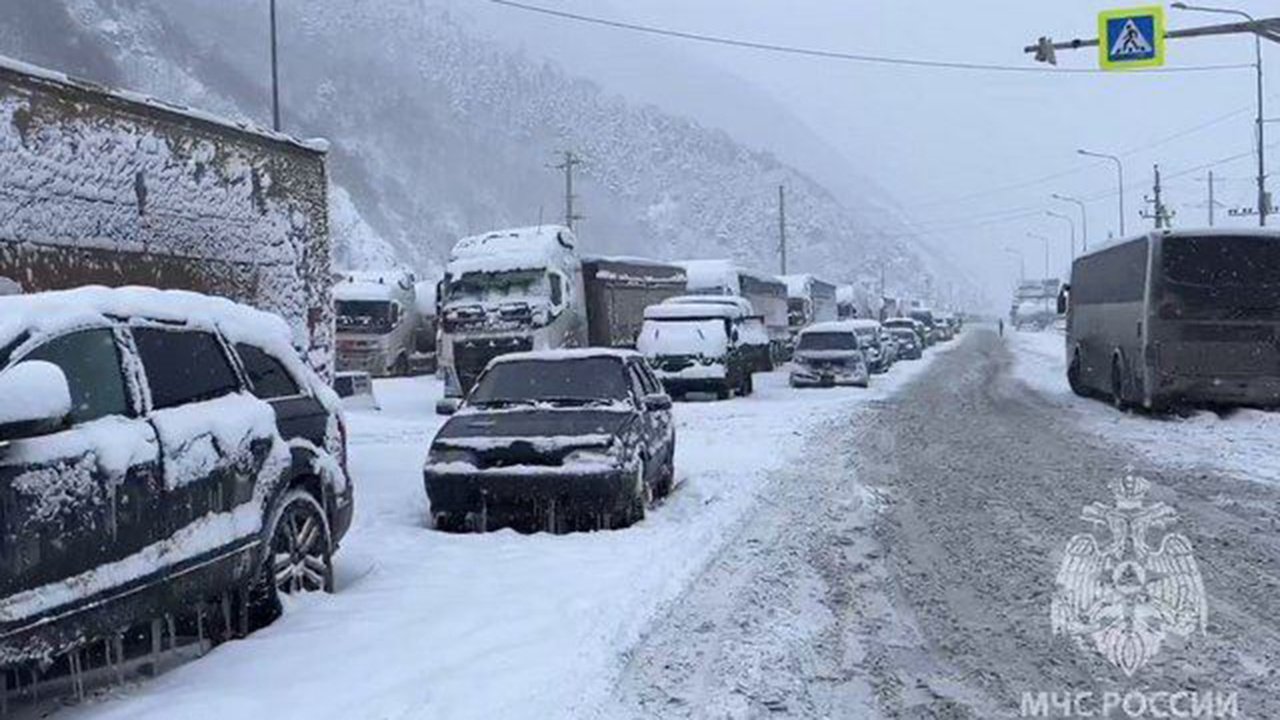 Военно-Грузинская дорога закрыта из-за непогоды, в очереди стоят 2 тыс.  машин - Погода Mail.ru