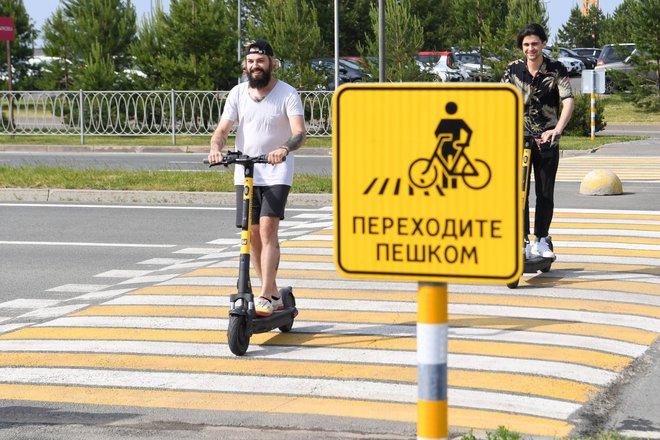 Знак на пешеходном переходе "Переходите пешком" для велосипедов и самокатов Знак на пешеходном переходе "Переходите пешком" для велосипедов и самокатов