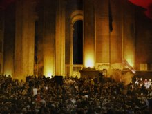 Кадр из Raving Riot: Рейв у парламента