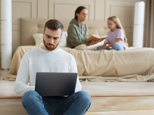 мужчина работает за ноутбуком дома