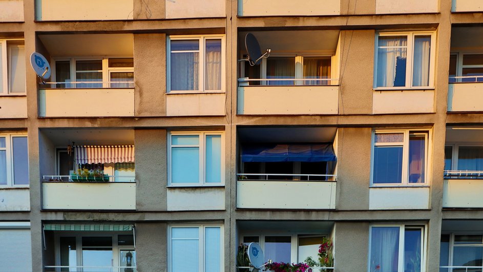 Многоквартирный дом с балконами