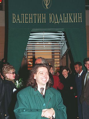 Slide image for gallery: 1257 | Валентин Юдашкин у входа в свой магазин одежды.