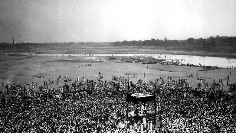 Более ста тысяч индуистов и мусульман слушают речь Мохандаса Ганди о независимости Индии на берегу реки Сабармати в Ахмедабаде, 1931 год