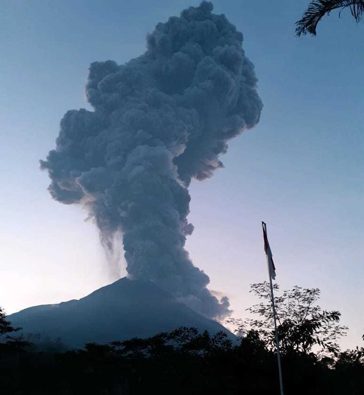 В марте 2020 года вулкан Мерапи выбросил столб дыма высотой 5000 метров. Фото: wikimedia / BPPTKG