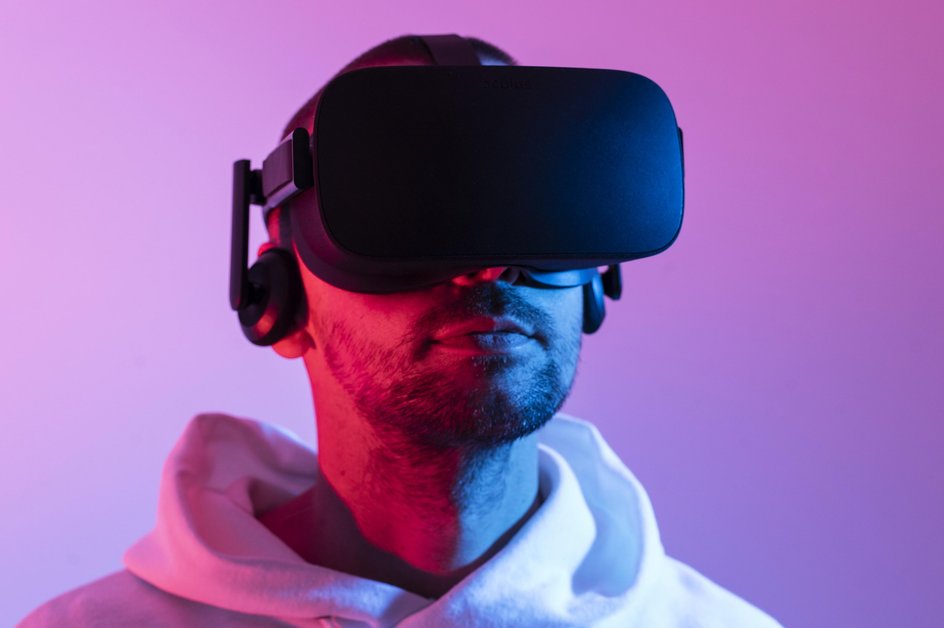 человек в очках VR человек в очках VR