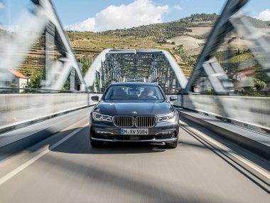 slide image for gallery: 17774 | BMW 7 серии в движении