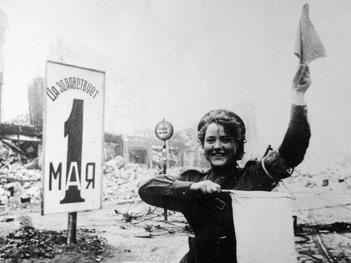 Регулировщица Победы Мария Шальнева, 1945 год. Фотография Евгения Халдея Регулировщица Победы Мария Шальнева, 1945 год. Фотография Евгения Халдея