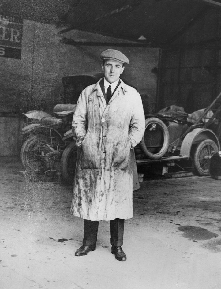 Уолтер Бентли около 1912 г. в мастерских D.F.P. Уолтер Бентли около 1912 г. в мастерских D.F.P.