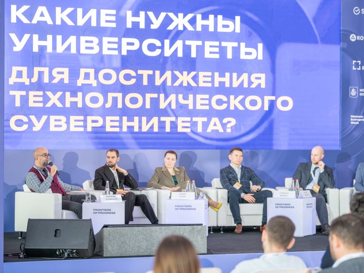 Люди в креслах Люди в креслах