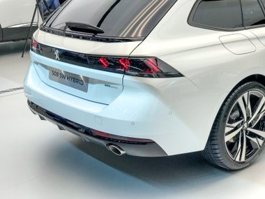 slide image for gallery: 23794 | Peugeot 508 SW Hybrid