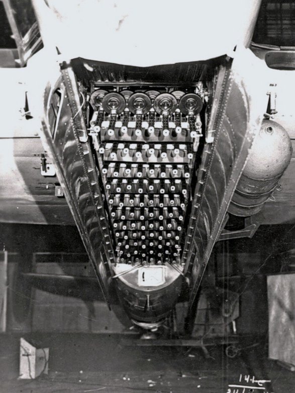 Батарея из 88 ППШ (пистолет-пулемет Шпагина) в бомбоотсеке Ту-2С, 1945 год / Фото из открытых источников