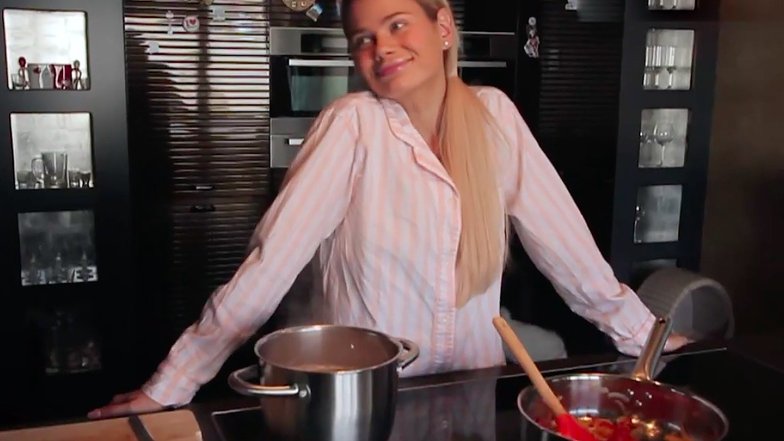 Алена Краснова на своей кухне