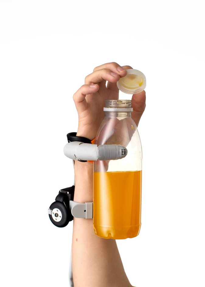 Палец-робот помогает открыть бутылку