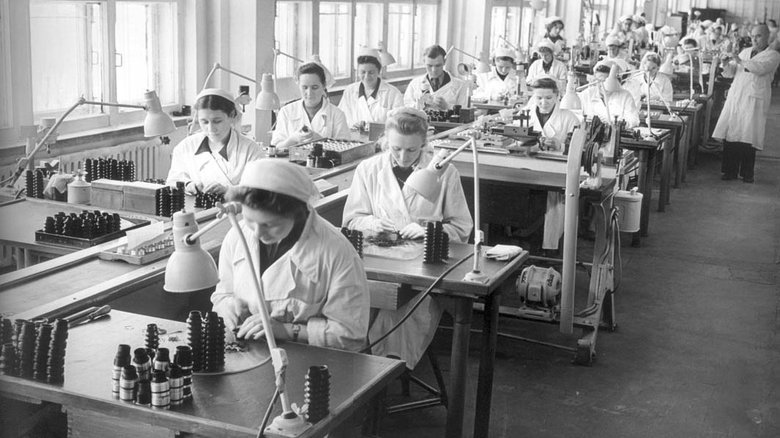 Конвейер сборки объективов на КМЗ в 1956 году. / Фото: Ростех