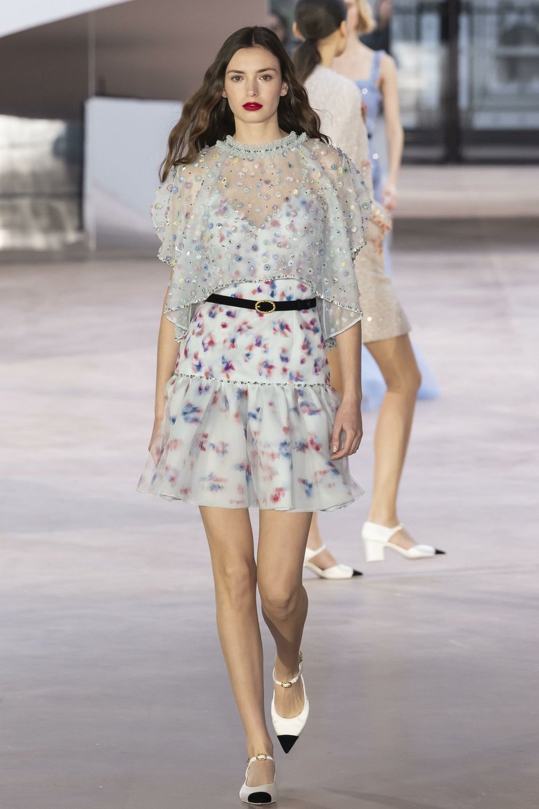Показ Chanel на Неделе высокой моды 2025, где дизайнеры представили модные тренды весна лето 2025 Показ Chanel на Неделе высокой моды 2025, где дизайнеры представили модные тренды весна лето 2025