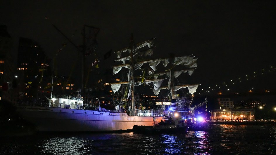 Парусное судно Cuauhtemoc ВМС Мексики столкнулось с Бруклинским мостом