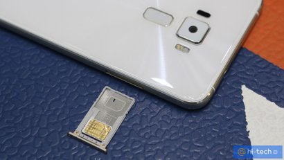 Слева – USB Type-C для зарядки и решетка динамика рядом с ним. Справа – выдвижной лоток для двух SIM-карт.