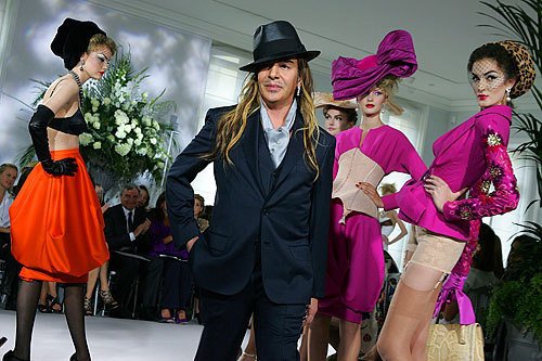 Франция. Париж. Джон Гальяно на показе своей коллекции для Christian Dior в рамках недели Высокой моды "Paris Fashion Week Haute Couture A/W 2010"