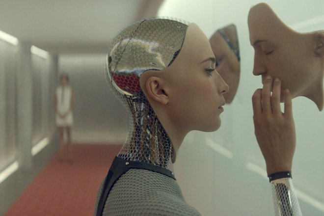 Секс-роботы могут быть вполне себе привлекательными. Кадр из фильма «Ex Machina»