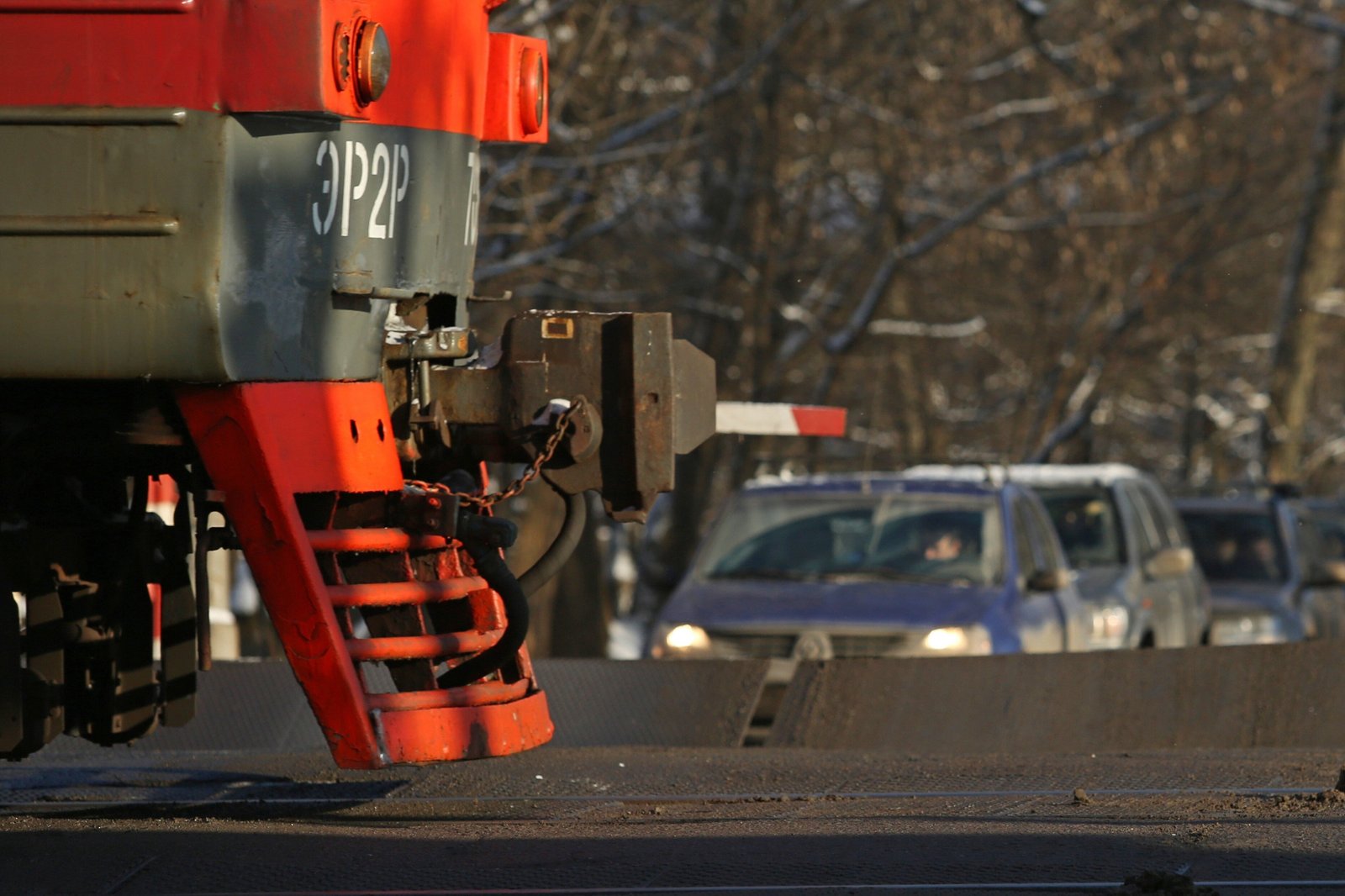 Что запрещено делать около железнодорожного переезда