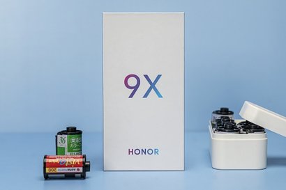 Официальные коробки Honor 9X из рекламных материалов компании