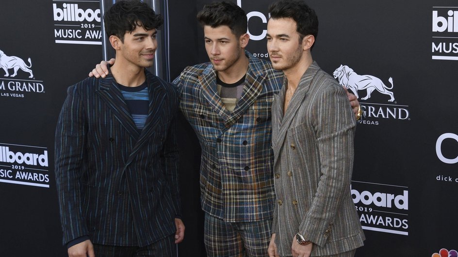Jonas Brothers — мужская музыкальная группа, которая была на пике популярности в нулевых Jonas Brothers — мужская музыкальная группа, которая была на пике популярности в нулевых